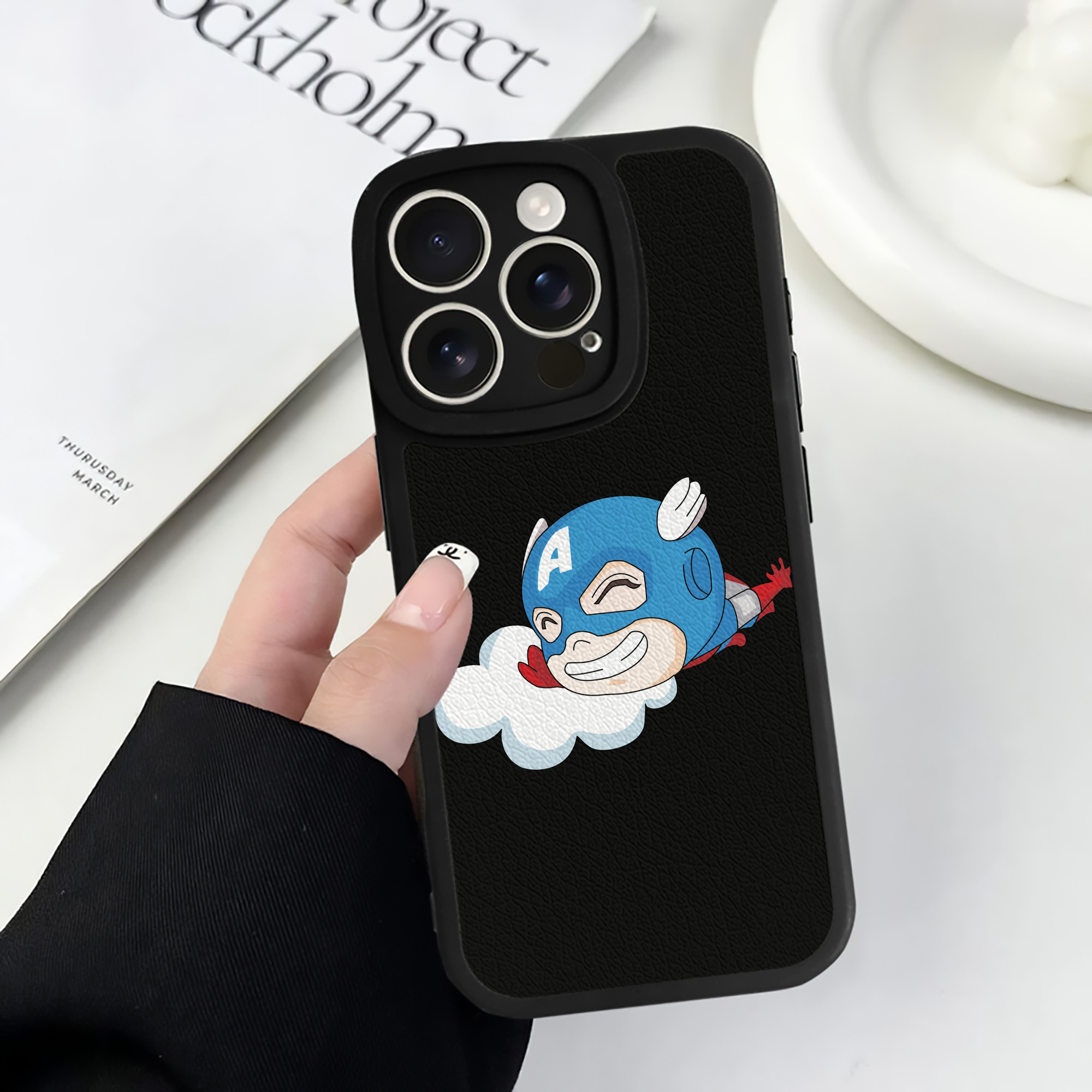 （画像用） アベンジャーズ The Avengers 【iPhone 16シリーズ対応】シリコンスマホケース（レザー調） 材質：シリコン